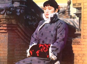 ผู้หญิงคนที่สี่ชิงโคมแดง