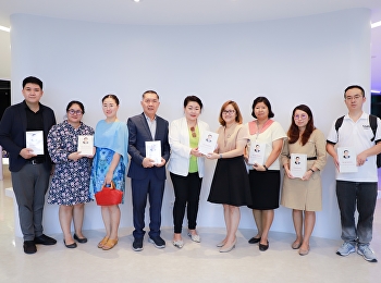 วันที่ 3 กรกฎาคม 2556 อาจารย์
ดร.พิมพ์พลอย ธีรสถิตย์ธรรม
รองผู้อำนวยการศูนย์วิทยบริการ
ให้การตอนรับ Miss Jin Mingrui และคณะ
ในโอกาสเยี่ยมชมศูนย์วิทยบริการ
รวมทั้งมอบหนังสือ “XI JINPING: the
governance of China”