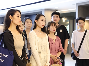 The Academic Resource Center welcomes
international graduate students,
Performing Arts Major, Faculty of Fine
and Applied Arts, led by Ajarn Dr.
Pimploi Tirastittam, Deputy Director of
the Academic Resource Center,