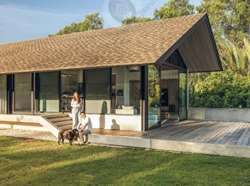 Presenting content about Beautiful Homes
and Decorations A warm, modern house by
the Bang Pakong River; a simple,
comfortable single-story house with
private, beautiful views; a box-shaped
single-story house surrounded by a
courtyard